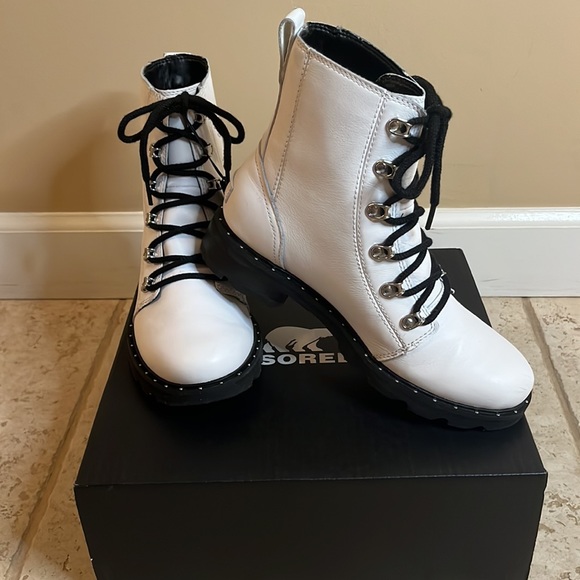 WOMEN'S SOREL LENNOX LACE STACKED BOOT